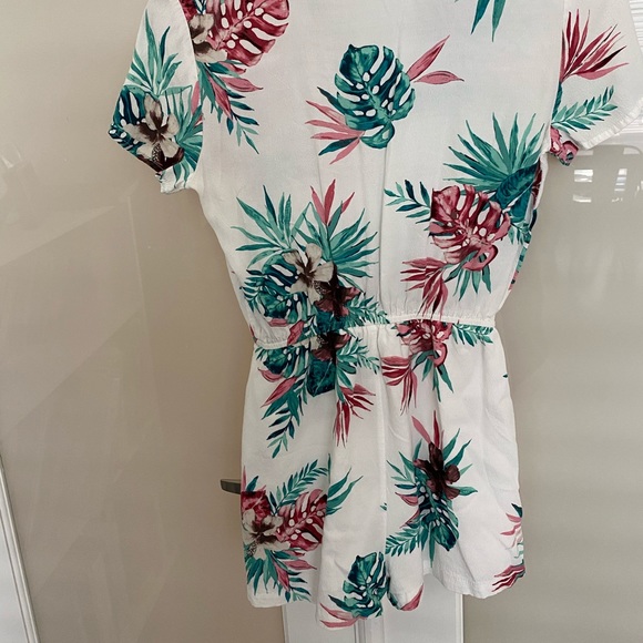 BB Dakota Beachy Romper - Picture 3 of 4